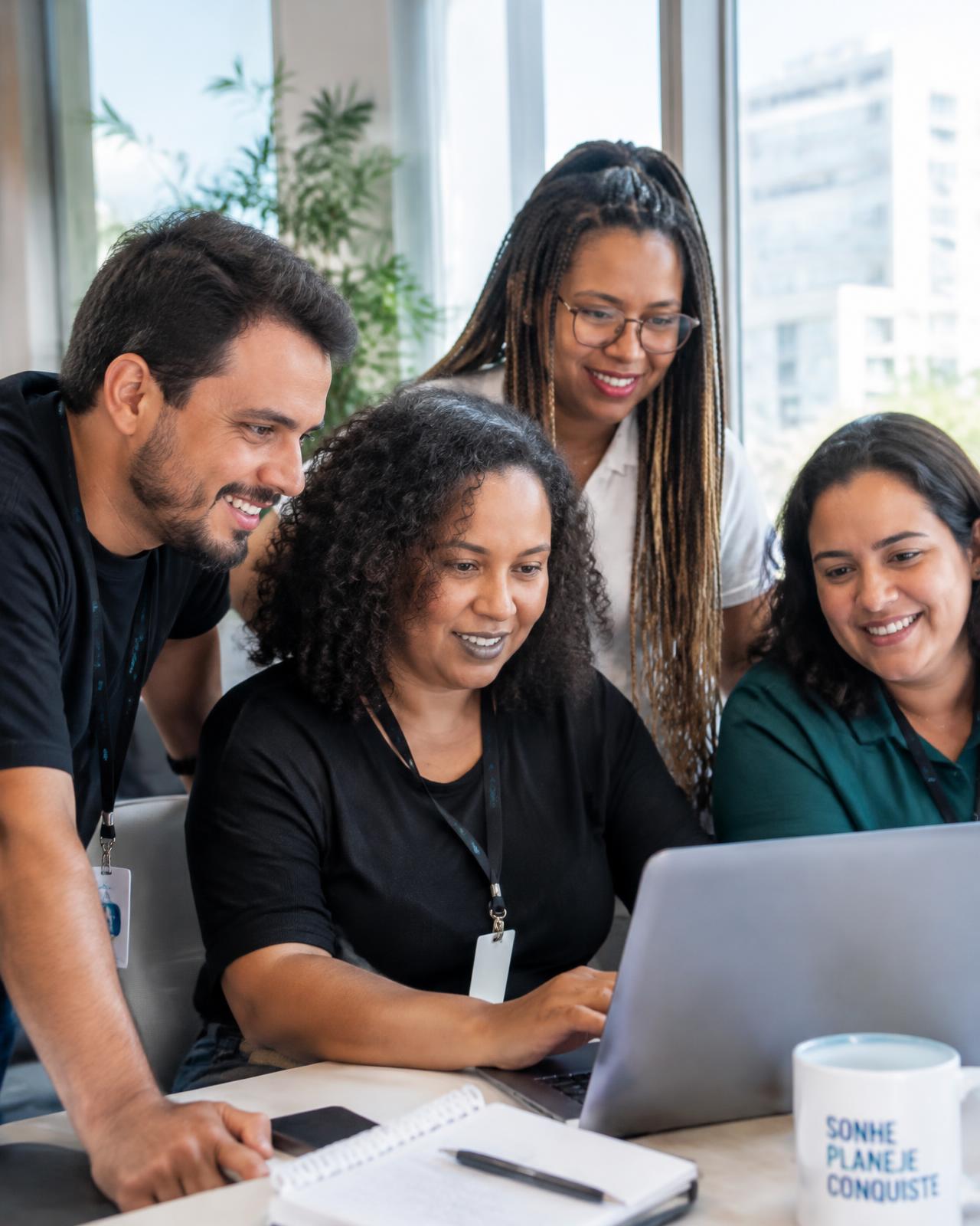 Equipe diversa trabalhando junta em um escritório
